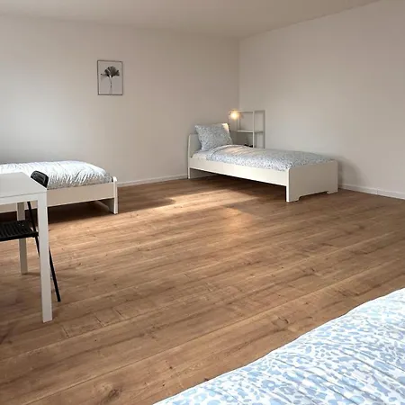 Vollausgestattete Monteurunterkunft Mit Wifi & Dachterrasse *