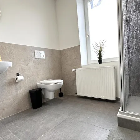 Vollausgestattete Monteurunterkunft Mit Wifi & Dachterrasse *
